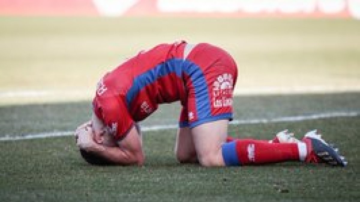 La imagen de la decepción del Numancia tras la derrota de ayer en la figura de Asier Benito. GONZALO MONTESEGURO