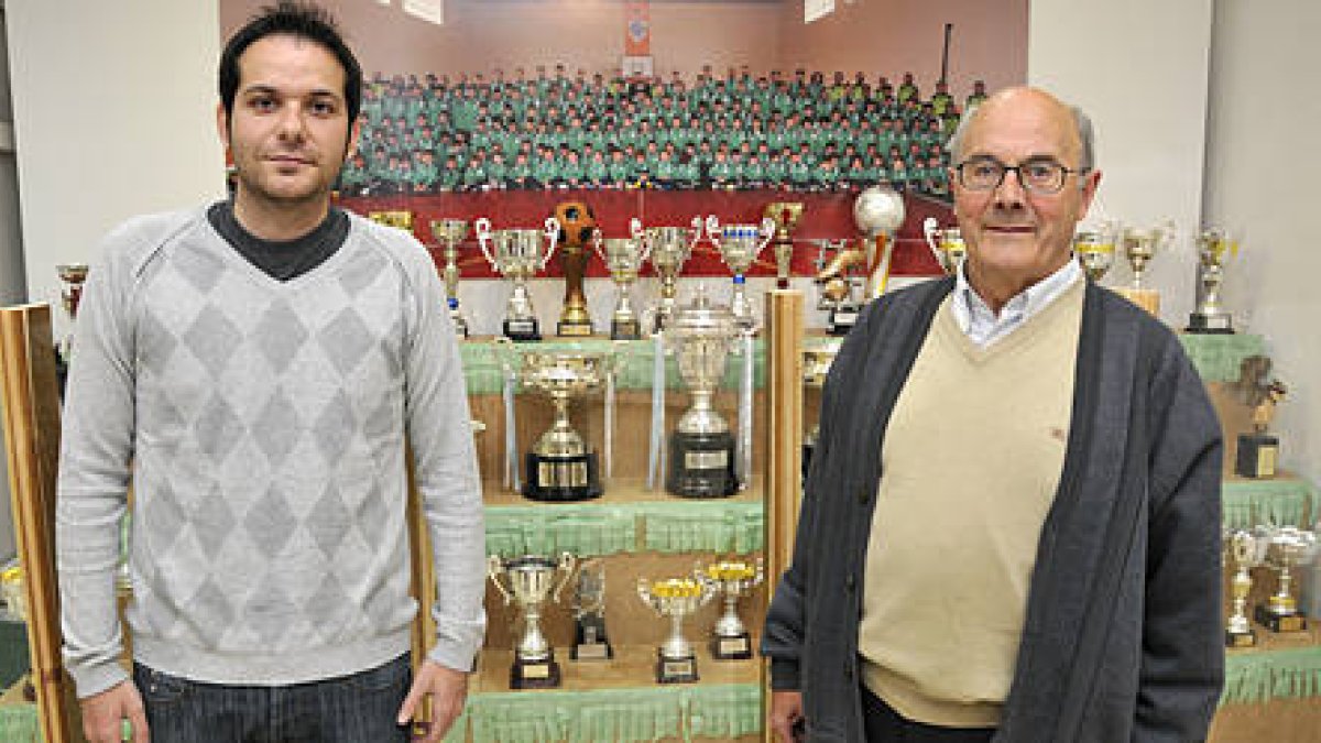 Daniel Lagunas y el Padre Sebas dieron luz verde a la muestra. / Valentín Guisande-