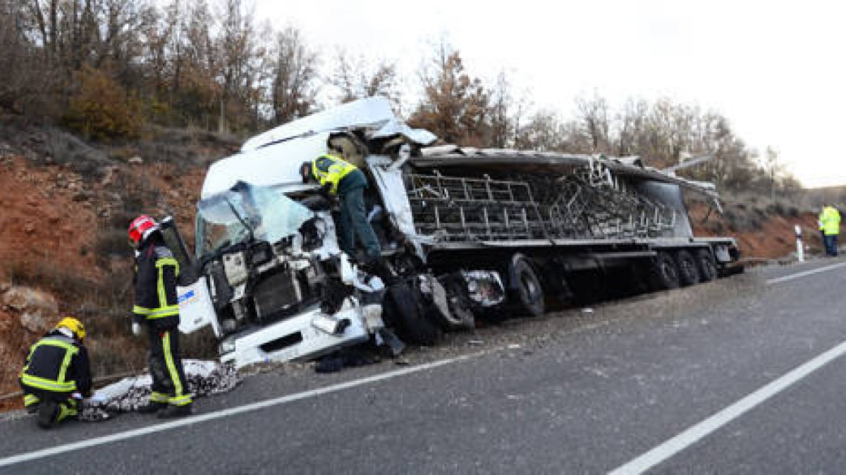 Uno de los vehiculos articulados fue desplazado fuera de la calzada a causa de la gran violencia del impacto . / ÁLVARO MARTÍNEZ-