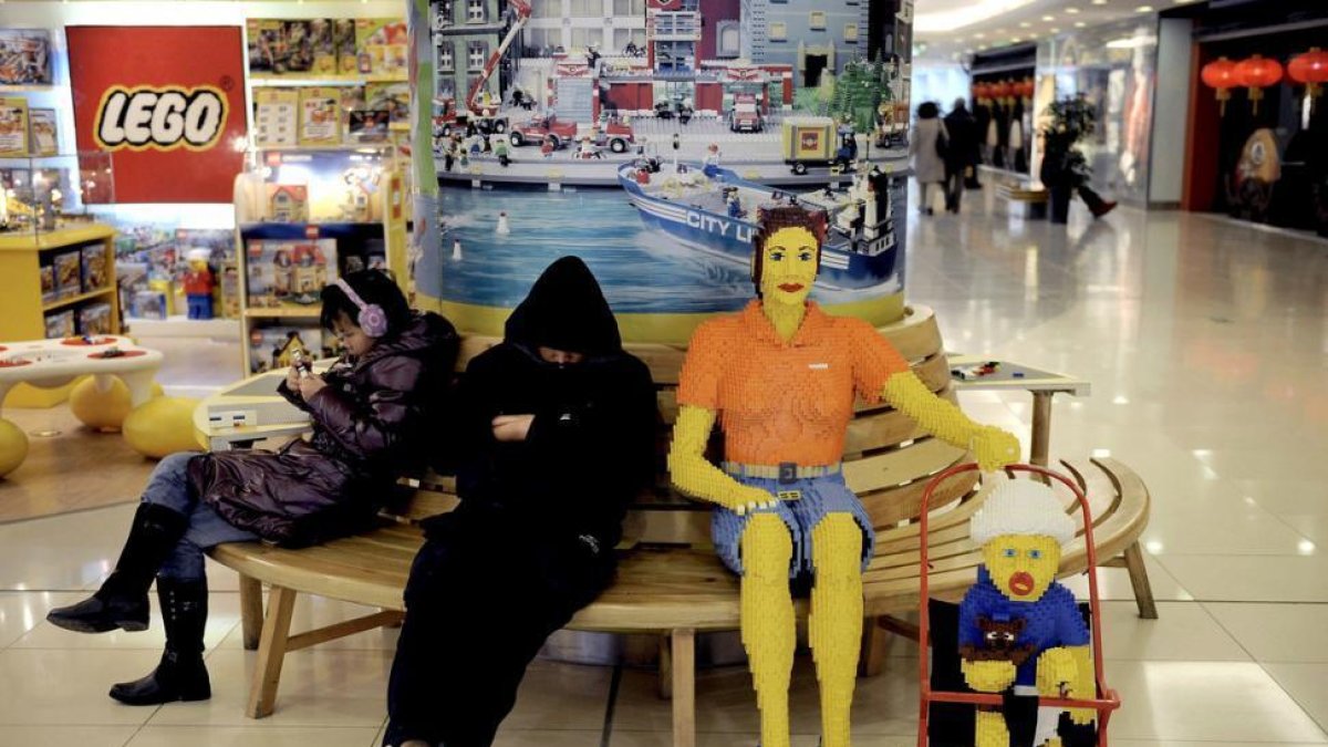 Una mujer y un niño hechos con piezas de Lego, en un centro comercial de Pekín.-ANDY WONG (AP)
