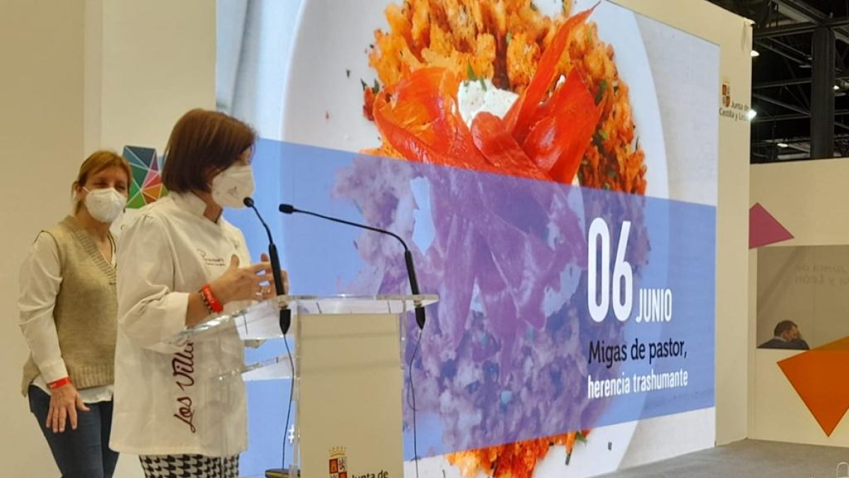 La cocinera Lourdes Cascantes durante su ponencia ayer en Fitur ante la mirada de la concejala Yolanda Santos. HDS