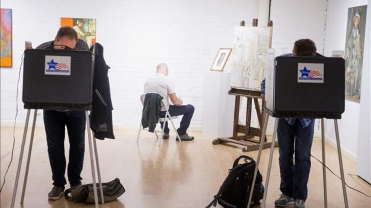 Electores depositan su voto en un museo de Chicago, este martes.-AFP / TASOS KATOPODIS