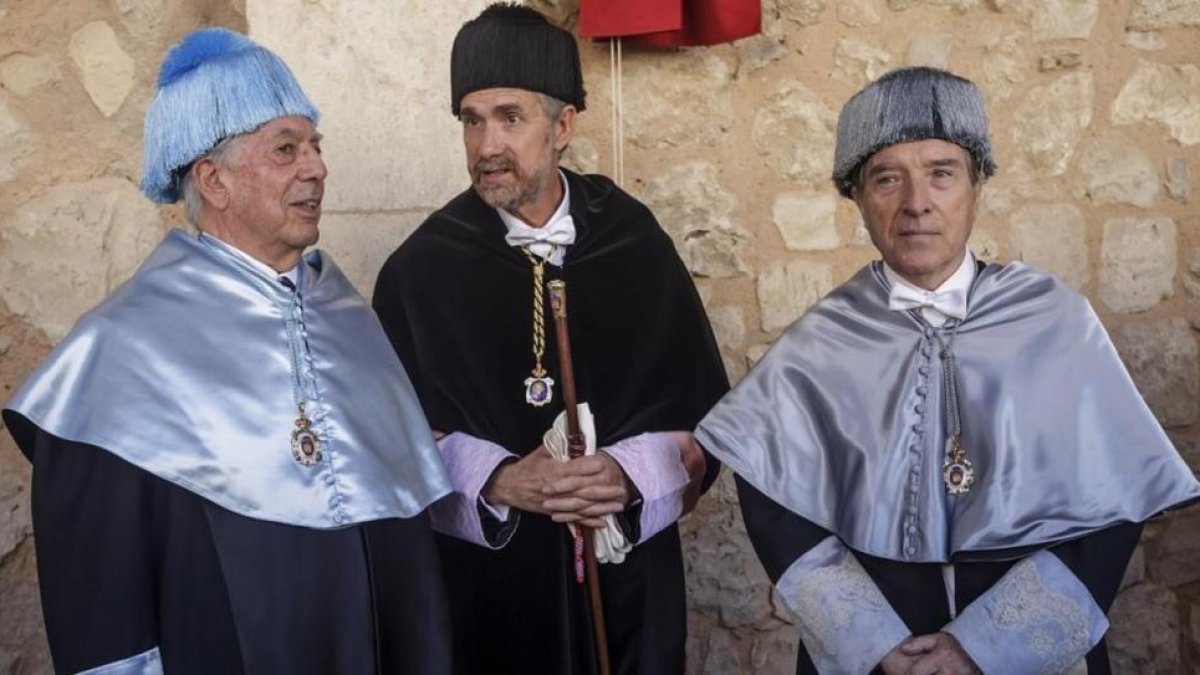 Iñaki Gabilondo y Vargas Llosa, investidos doctores honoris causa por la universidad de Burgos.-EFE / SANTI OTERO