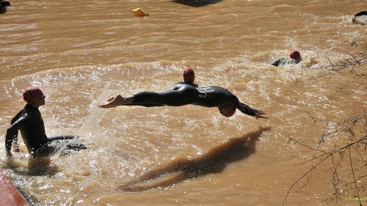 Los triatletas en el momento de iniciar el segmento de natación.-Daniel Rodríguez