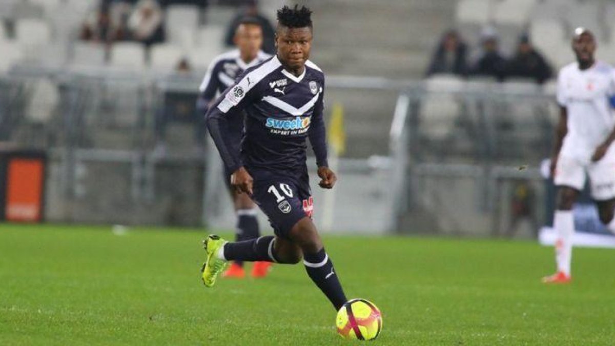 Samuel Kalu controla el balón.-TWITTER / GIRONDINS BURDEOS