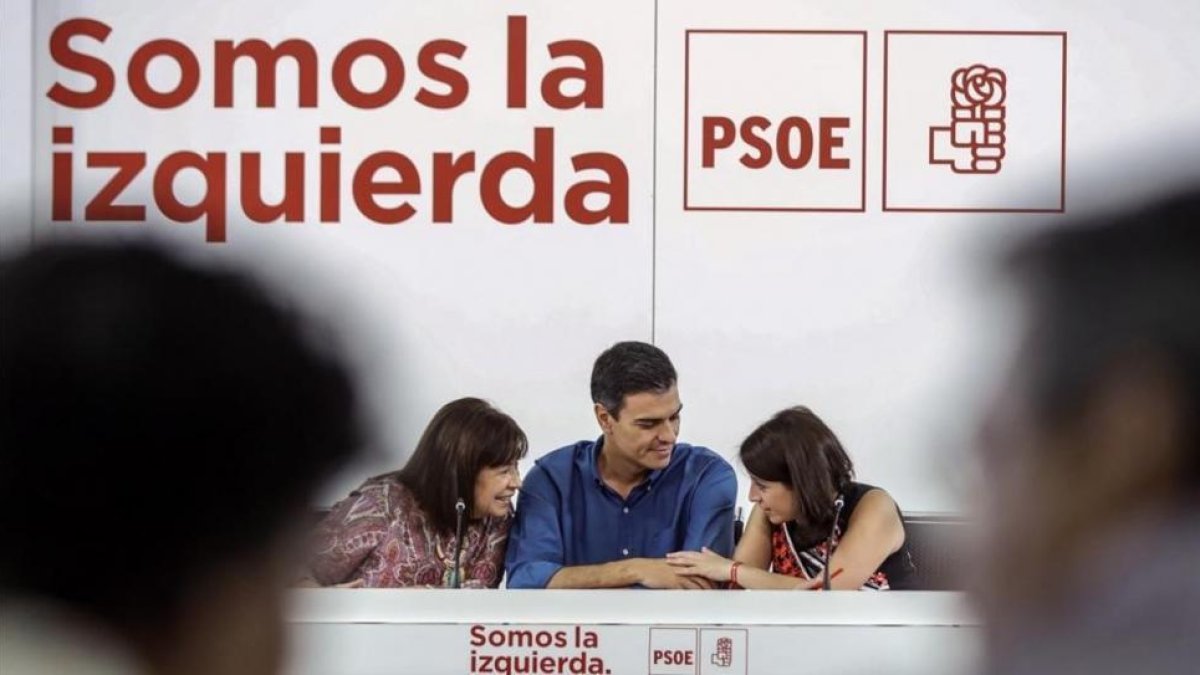 Pedro Sánchez conversa con Cristina Narbona, presidenta del PSOE, y Adriana Lastra, vicesecretaria general, este lunes.-EMILIO NARANJO