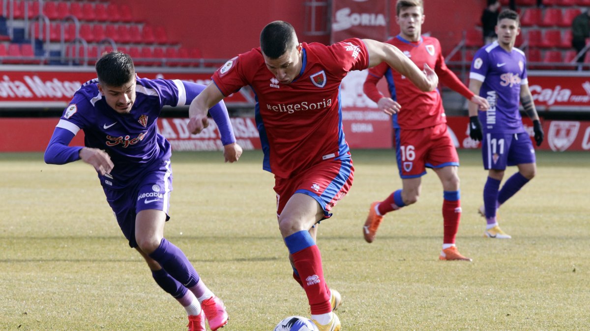 José Fran en el partido ante el Sporting B en Los Pajaritos. LUIS ÁNGEL TEJEDOR