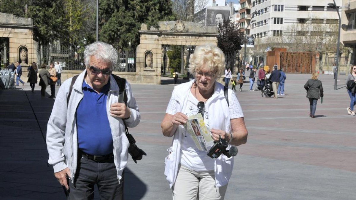 Dos turistas consultan una publicación en Mariano Granados.-VALENTÍN GUISANDE