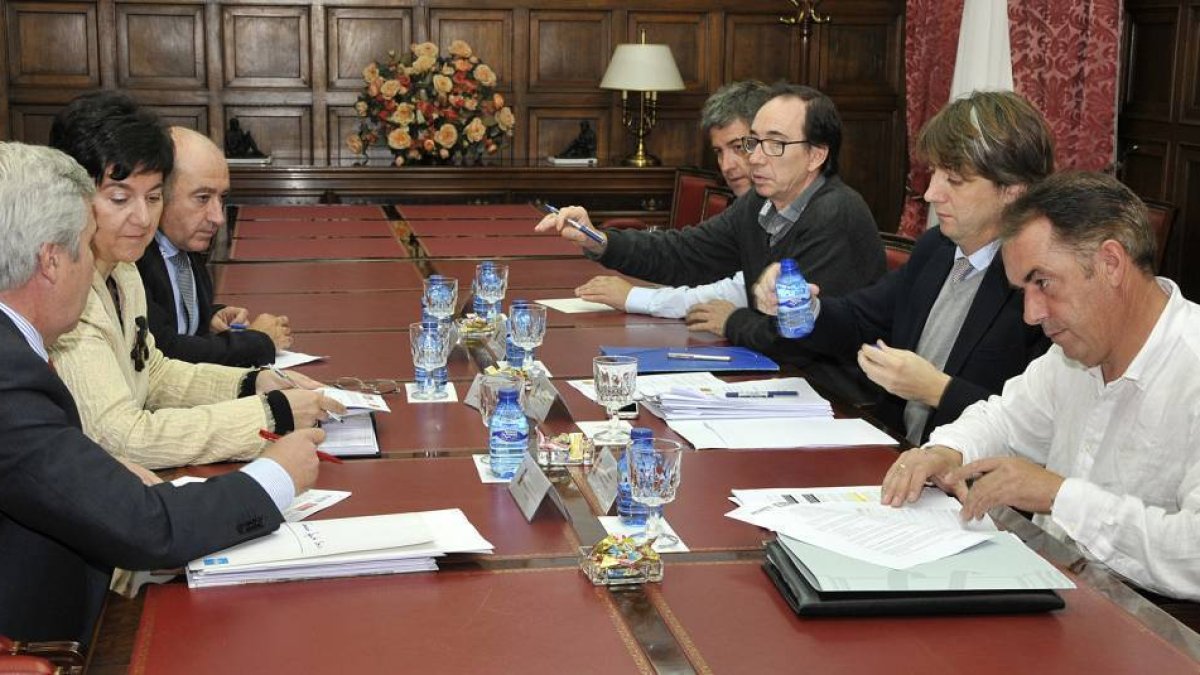Los representantes de Acuaes y de los ayuntamientos durante la comisión de seguimiento celebrada ayer en Subdelegación.-VALENTÍN GUISANDE