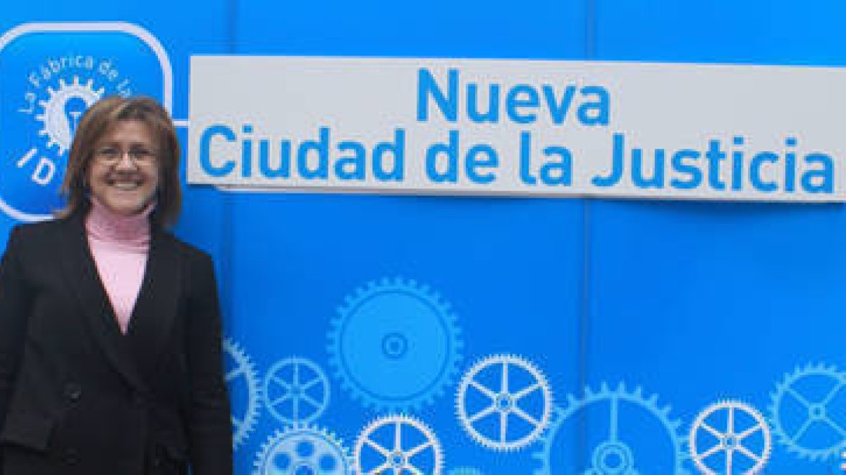 Marimar Angulo posa junto al cárcel que muestra la segunda idea para su gobierno municipal. / PP -