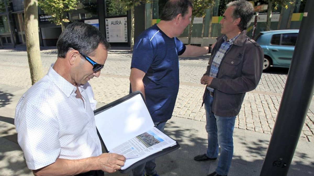 Un asistente a la reunión repasa las noticias publicadas en la edición de ayer de este medio.-MARIO TEJEDOR