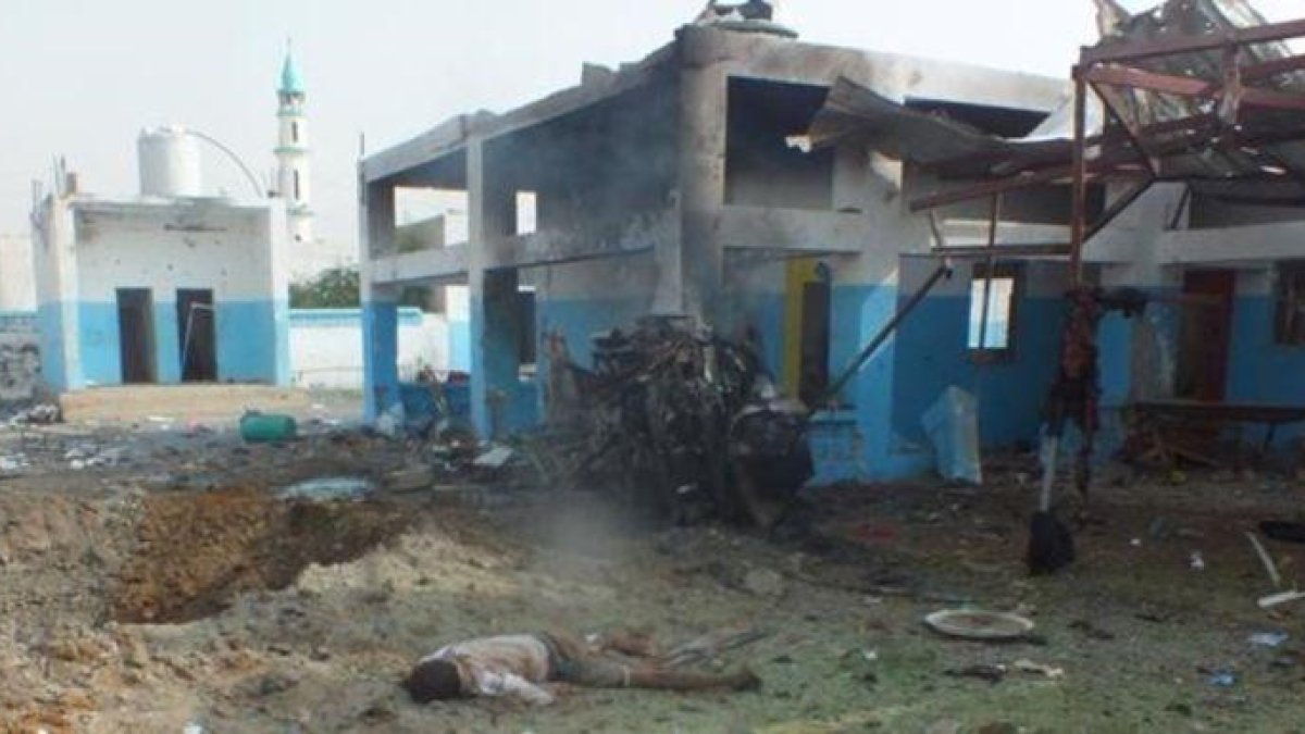 Un cuerpo sin vida yace junto al hospital de Médicos Sin Fronteras bombardeado en Yemen.-STRINGER