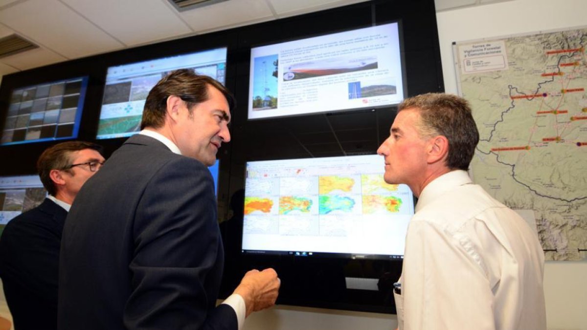 Juan Carlos Suárez-Quiñones dialoga con el jefe del Servicio Territorial de Medio Ambiente, José Antonio Lucas.-ÁLVARO MARTÍNEZ