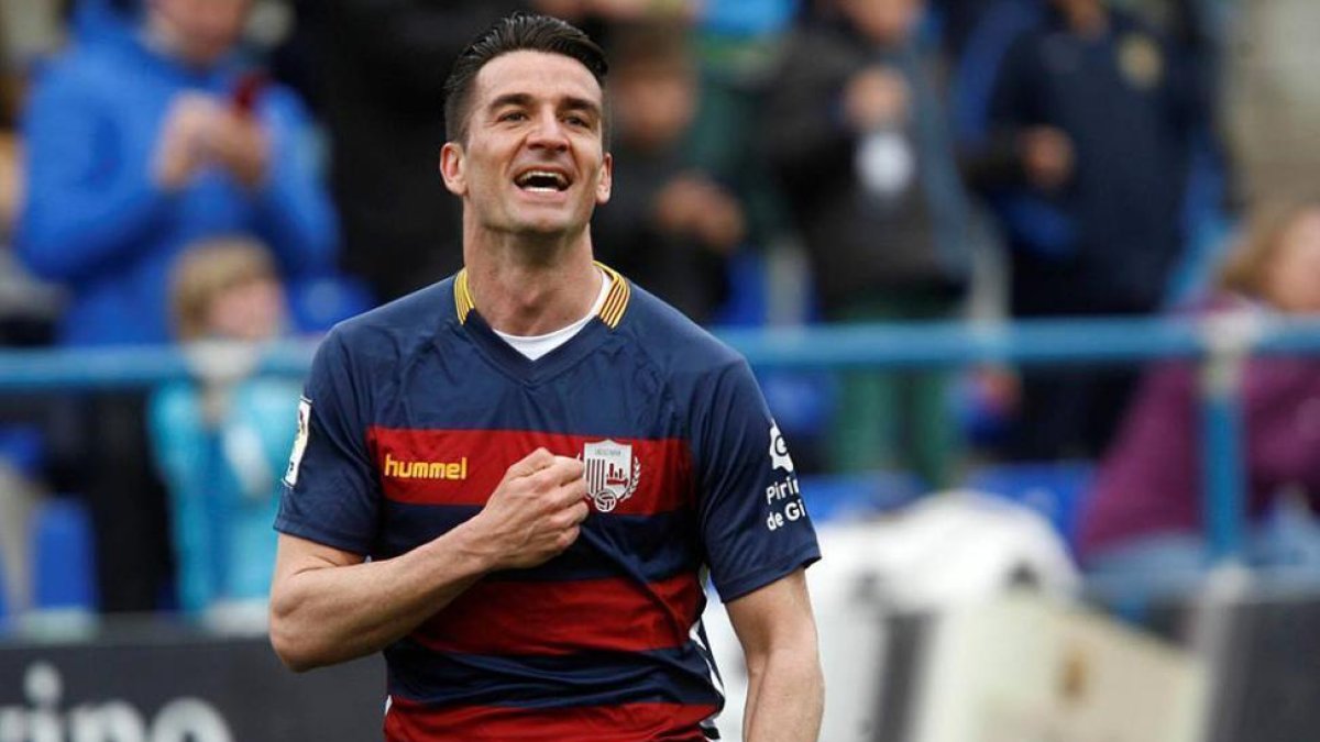 Natalio celebra uno de los tres goles que le marcó al Alcorcón con la camiseta de la Llagostera.-Aniol Resclosa
