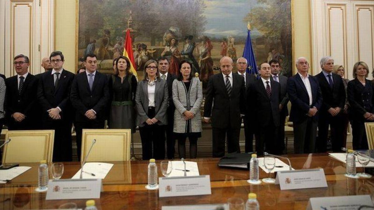 José Ignacio Wert, ministro de Educacion, durante el minuto de silencio, antes de la reunion sectorial con consejeros de todas las comunidades autonomas, con motivo de los hechos ocurridos ayer en el instituto.-Foto: JOSÉ LUIS ROCA
