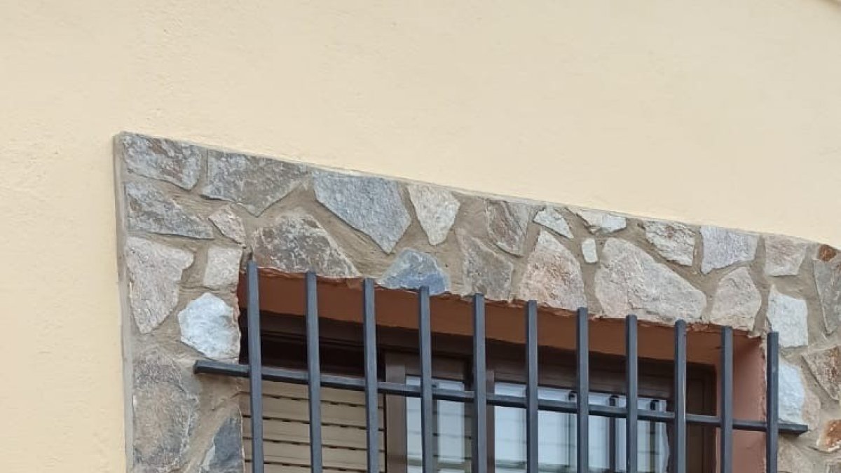 Reparto de pan a través de una ventana.-HDS