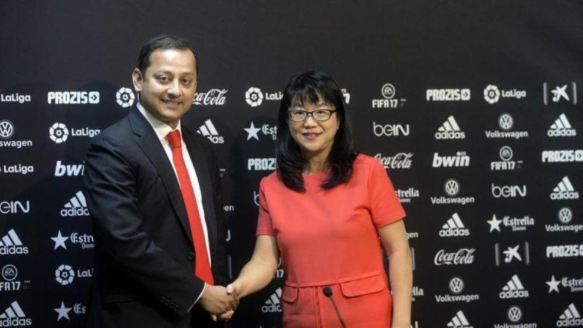 La presidenta del Valencia Layhoon Chan junto a su sucesor Anil Murthy en la rueda de prensa en la que ha anunciado que abandona el cargo con fecha 1 de julio.-EFE / KAI FORSTERLING