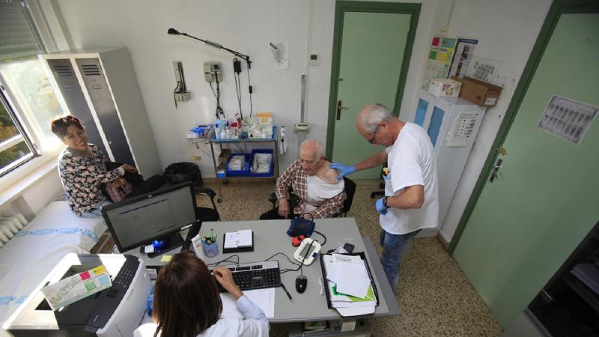 Consulta médica en una de las dependencias del centro de salud Soria Norte.-Mario Tejedor