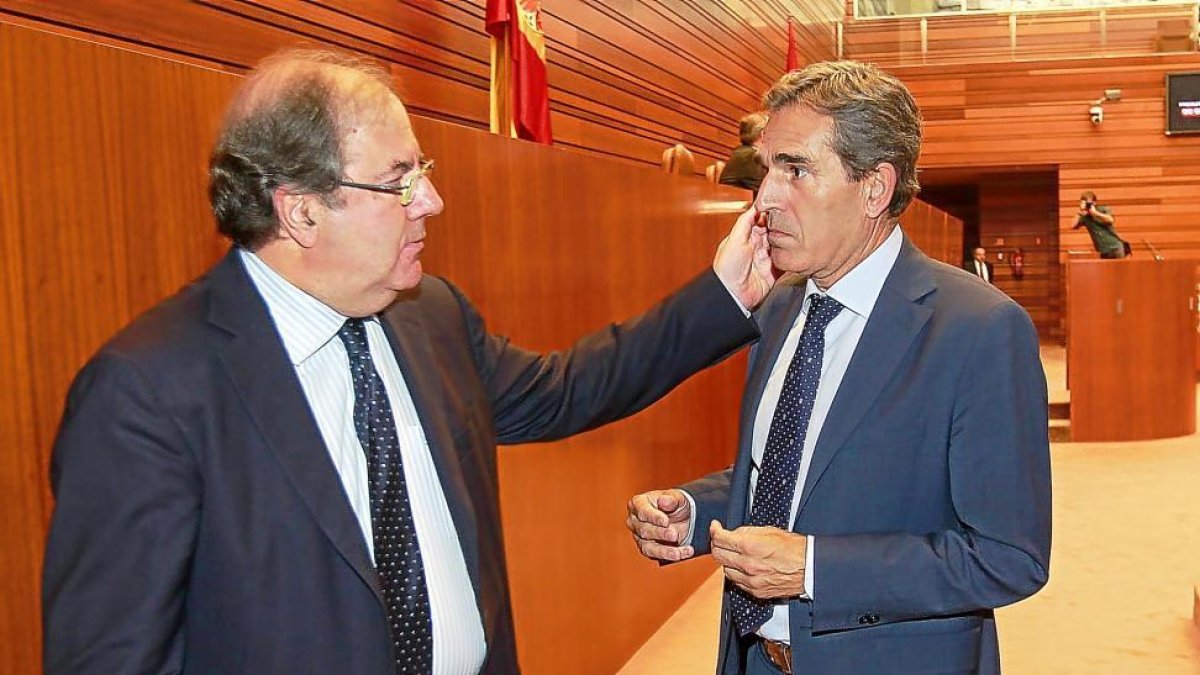 Herrera con el nuevo portavoz del PP ayer en las Cortes.-J. M. LOSTAU