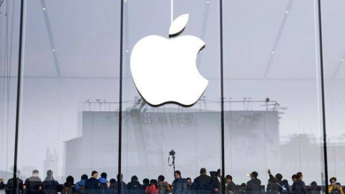Miles de clientes hacen cola en una tienda de Apple en Hangzhou, China.-Foto: CHINA STRINGER NETWORK / REUTERS