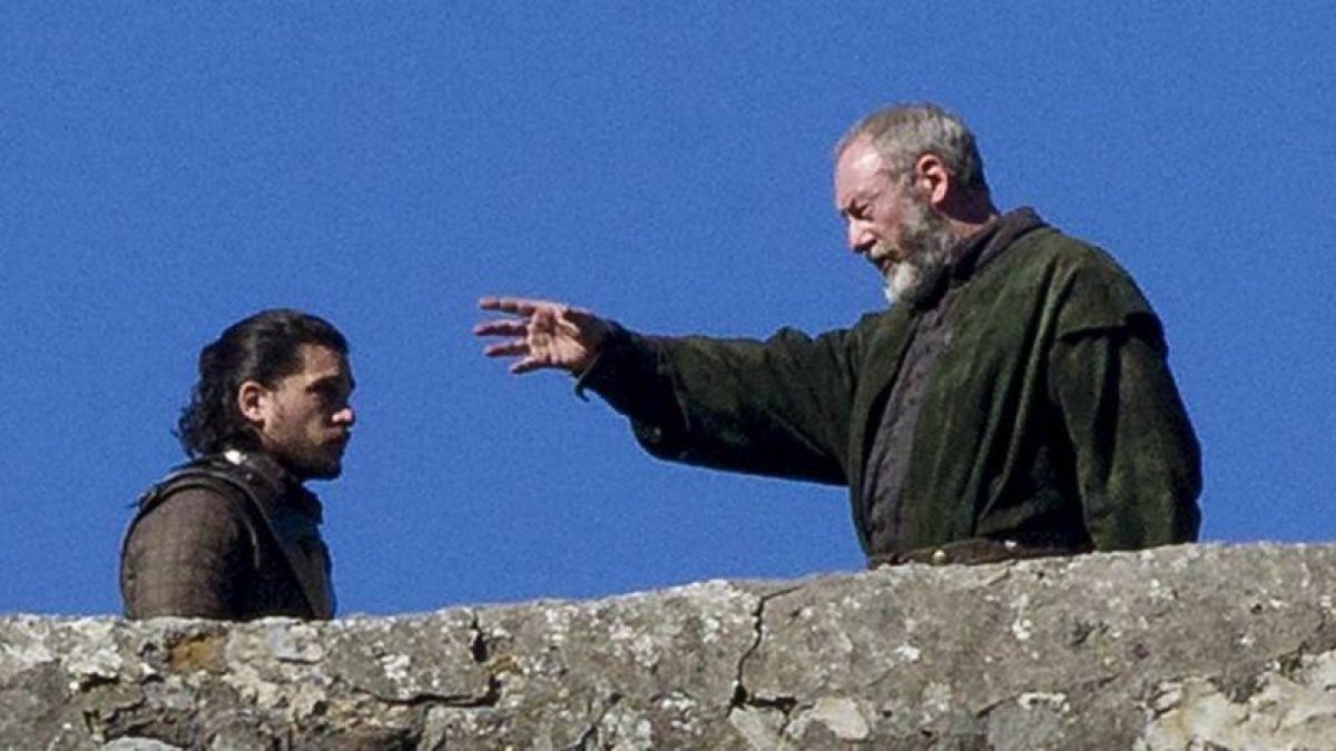 Los actores Kit Harington, como Jon Nieve, y Liam Cunningham, Lord Davos Seaworth en el rodaje de 'Juego de tronos' en San Juan de Gaztelugatxe.-Inaki Andres