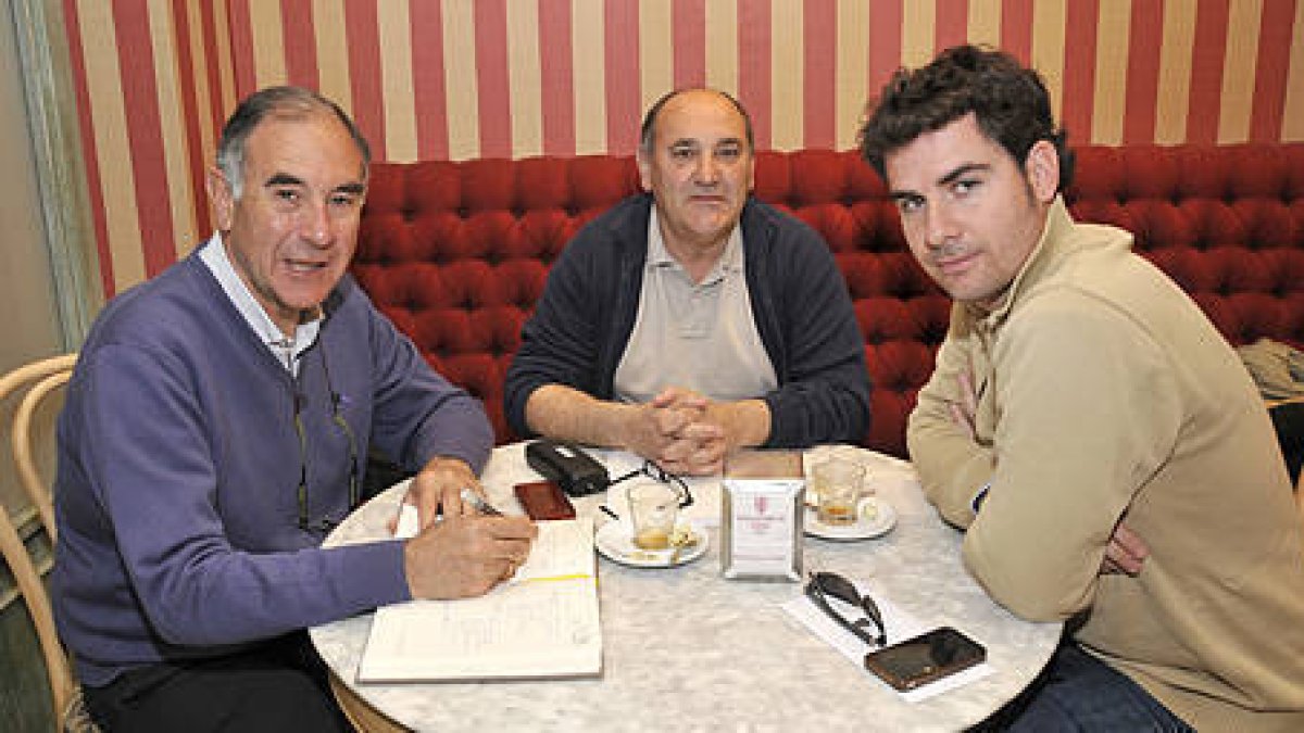 Ángel Calvo, José Alonso y José Luis González durante una reunión. / VALENTÍN GUISANDE -