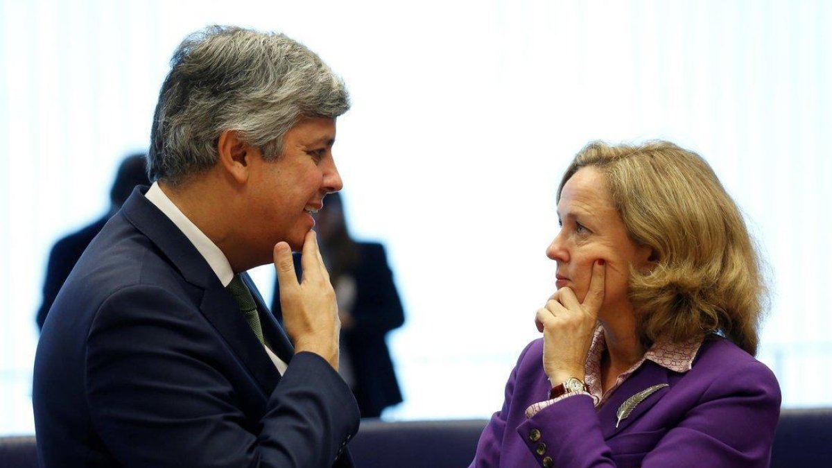 El presidente del Eurogrupo y ministro de Finanzas portugués, Mario Centeno, conversa con la ministra de Economía española, Nadia Calviño (d), antes de la reunión del Eurogrupo en Luxemburgo.-JULIEN WARNAND