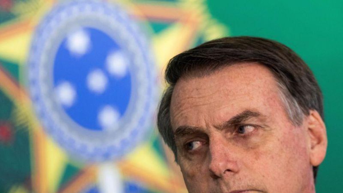 BRASILIA  BRASIL  - El presidente electo de Brasil  Jair Bolsonaro y el actual mandatario  Michel Temer  fuera de cuadro  ofrecen una declaracion conjunta en el Palacio del Planalto  sede del Gobierno.-EFE