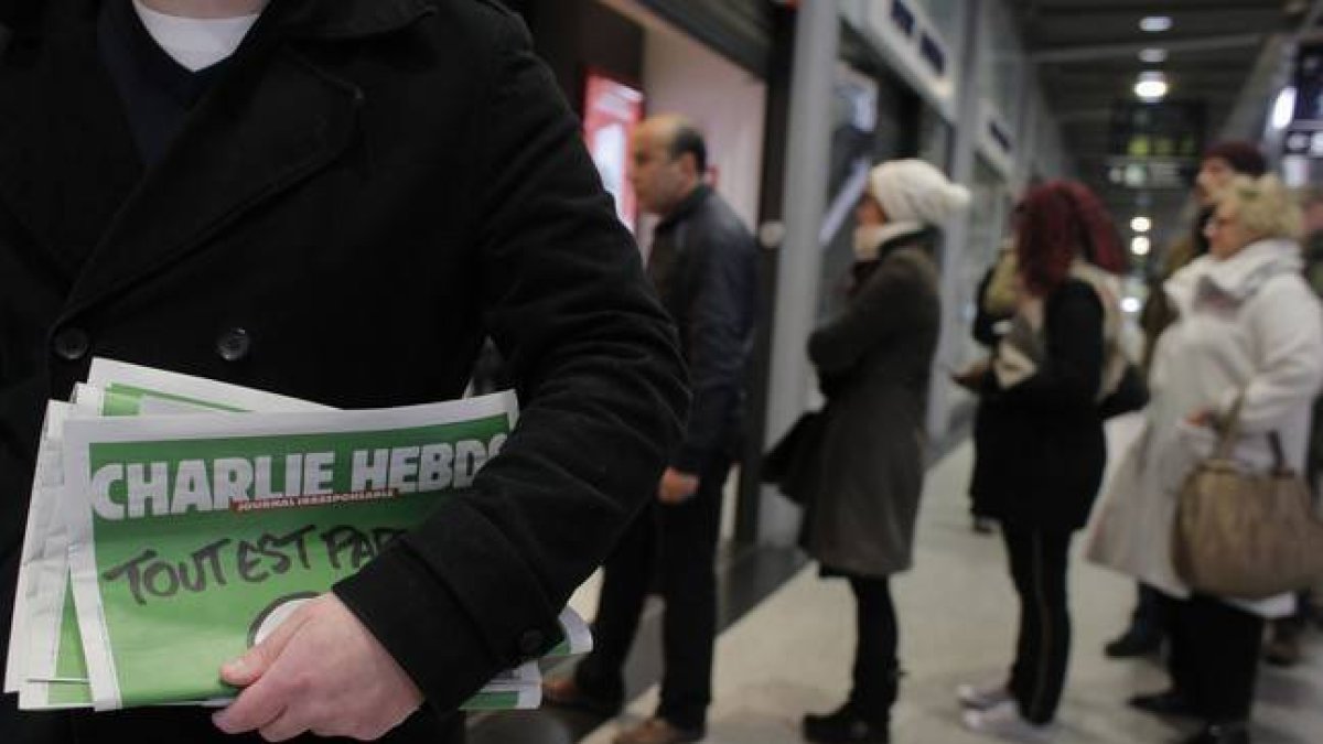 Colas en un quiosco de París para comprar el número especial de 'Charlie Hebdo'.-Foto: AP / CHRISTOPHE ENA