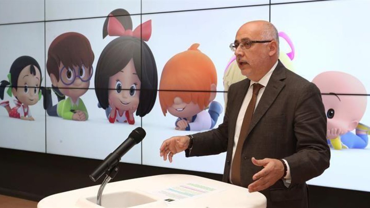 El presidente del Cabildo de Gran Canaria, Antonio Morales (c), durante la presentación de esta mañana del lanzamiento internacional de la serie de animación