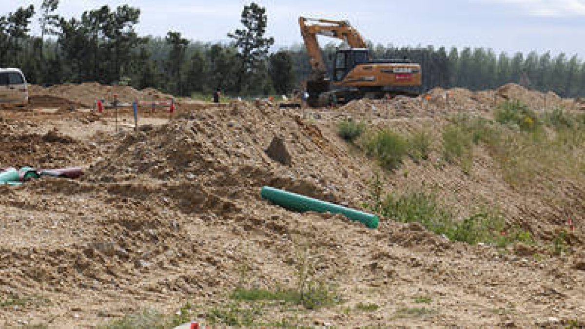Imagen de las obras de la Ciudad del Medio Ambiente en esta su primera fase. / VALENTÍN GUISANDE-