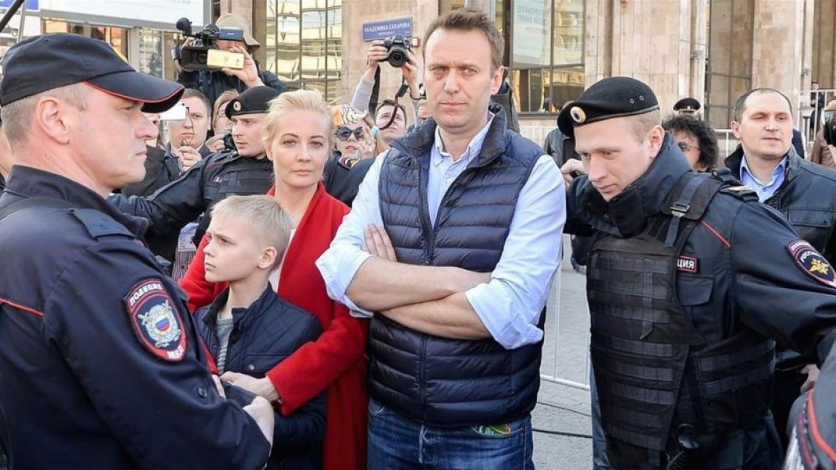 Alexéi Navalni con su mujer Yulia y su hijo Zahar en una protesta el pasado mes de mayo en Moscú.-/ AFP / IVAN VODOPYANOV