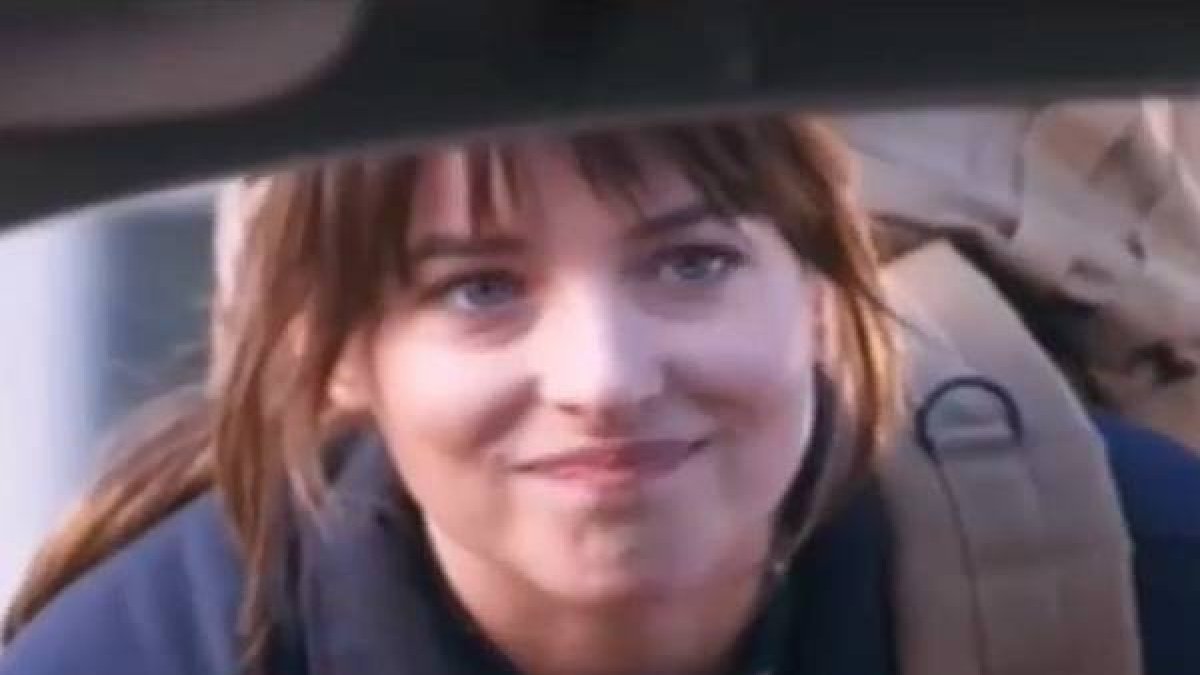 La protagonista de '50 sombras de Grey' se alista a las tropas del Estado Islámico en un parodia para 'Saturday Night Live'.-