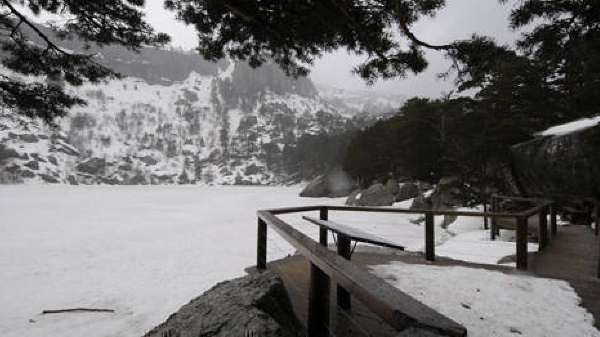 Imagen de archivo de la Laguna Negra completamente helada. / VALENTÍN GUISANDE-