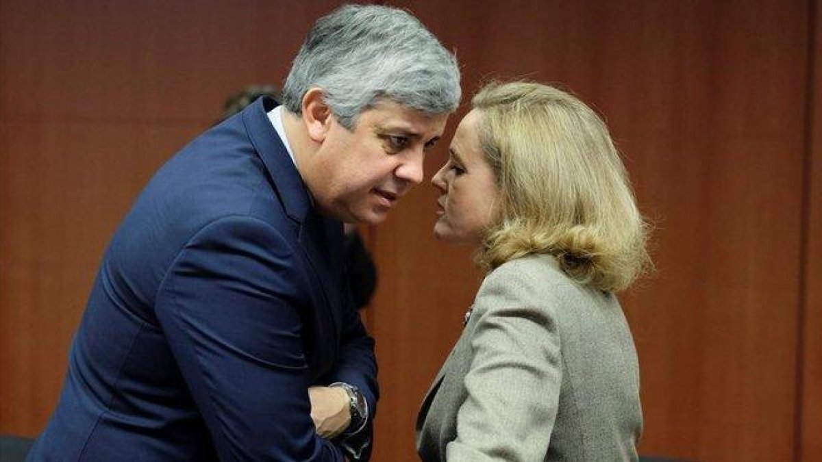 Mario Centeno conversa con Nadia Calviño, el pasado enero en Bruselas.-EFE / OLIVIER HOSLET