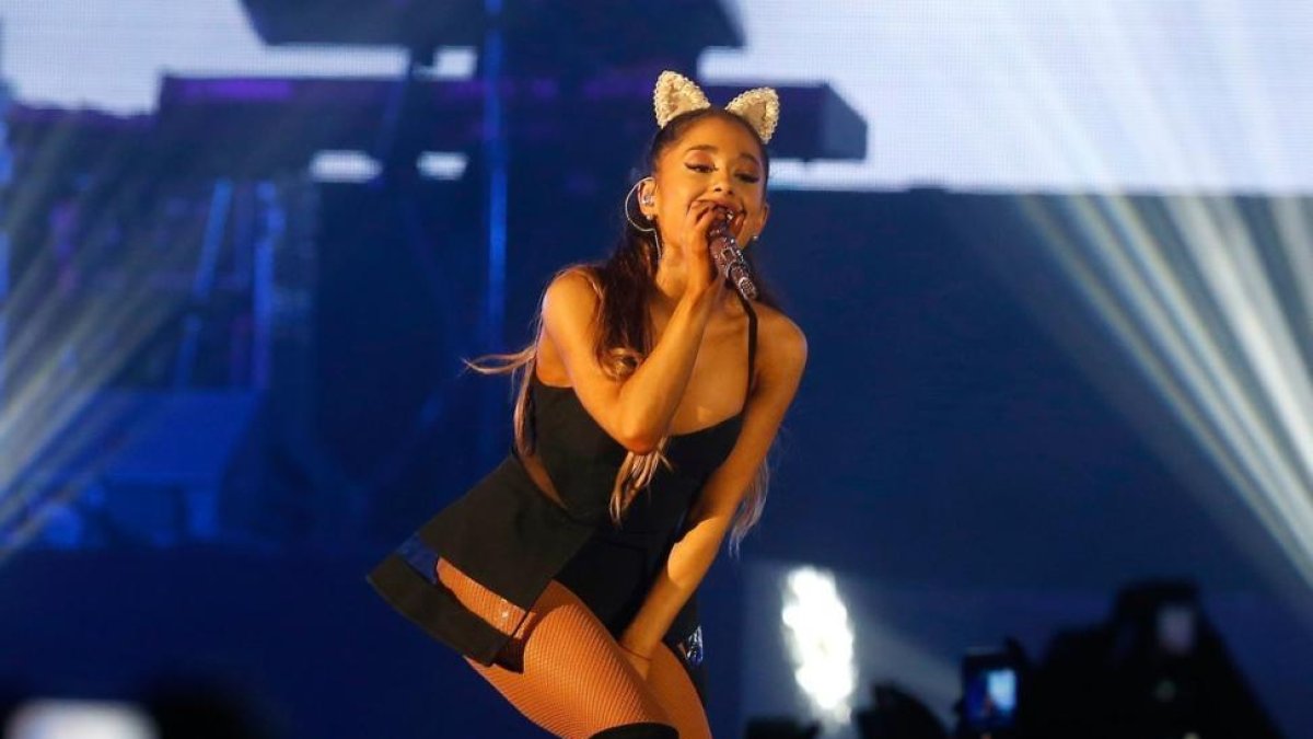 La cantante estadounidense Ariana Grande durante un concierto de su gira Honeymoon, en Jakarta (Indonesia), en agosto del 2015.-EFE / MAST IRHAM