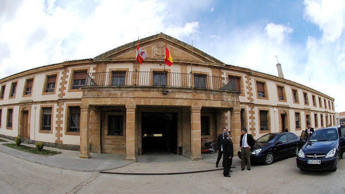 Entrada principal de la actual cárcel de Soria sobre la que se debate la reversión de los terrenos que ocupa. / VALENTÍN GUISANDE-