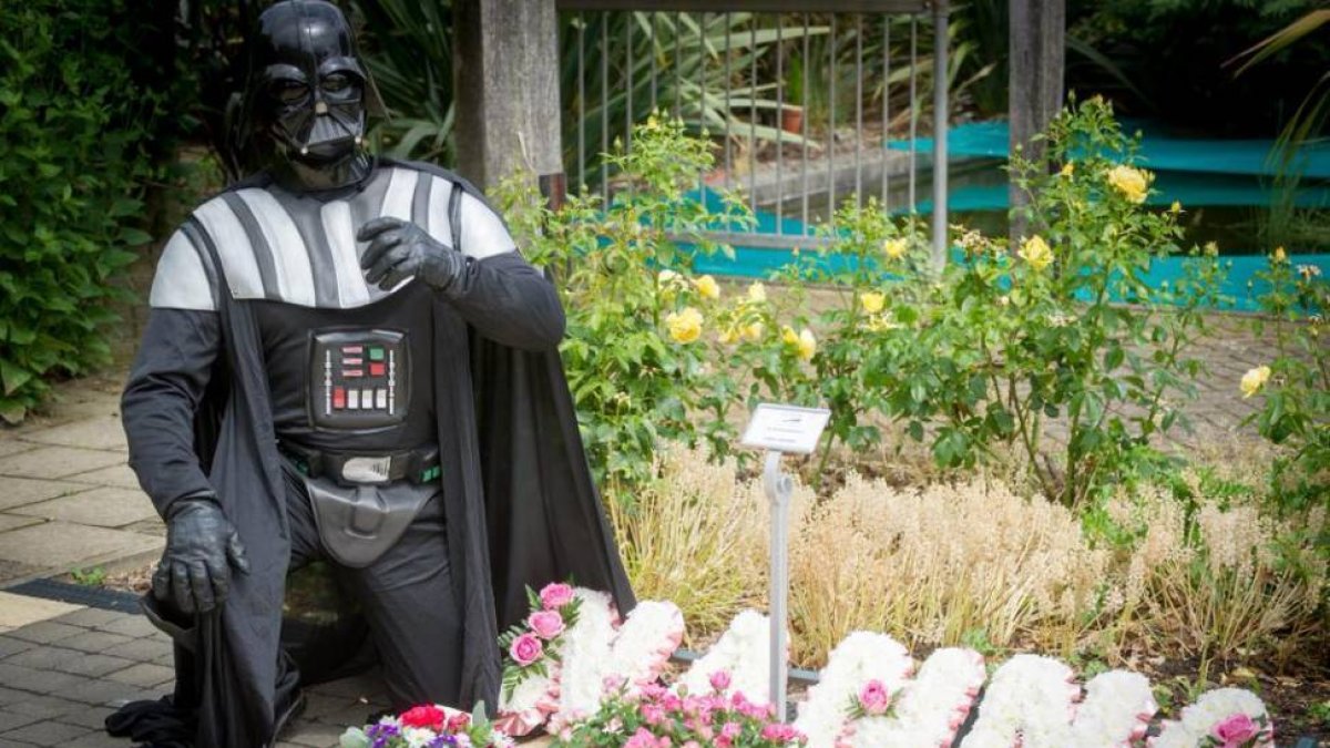 El curioso funeral protagonizado por 'Darth Vader'.-Foto: LUTON ON SUNDAY