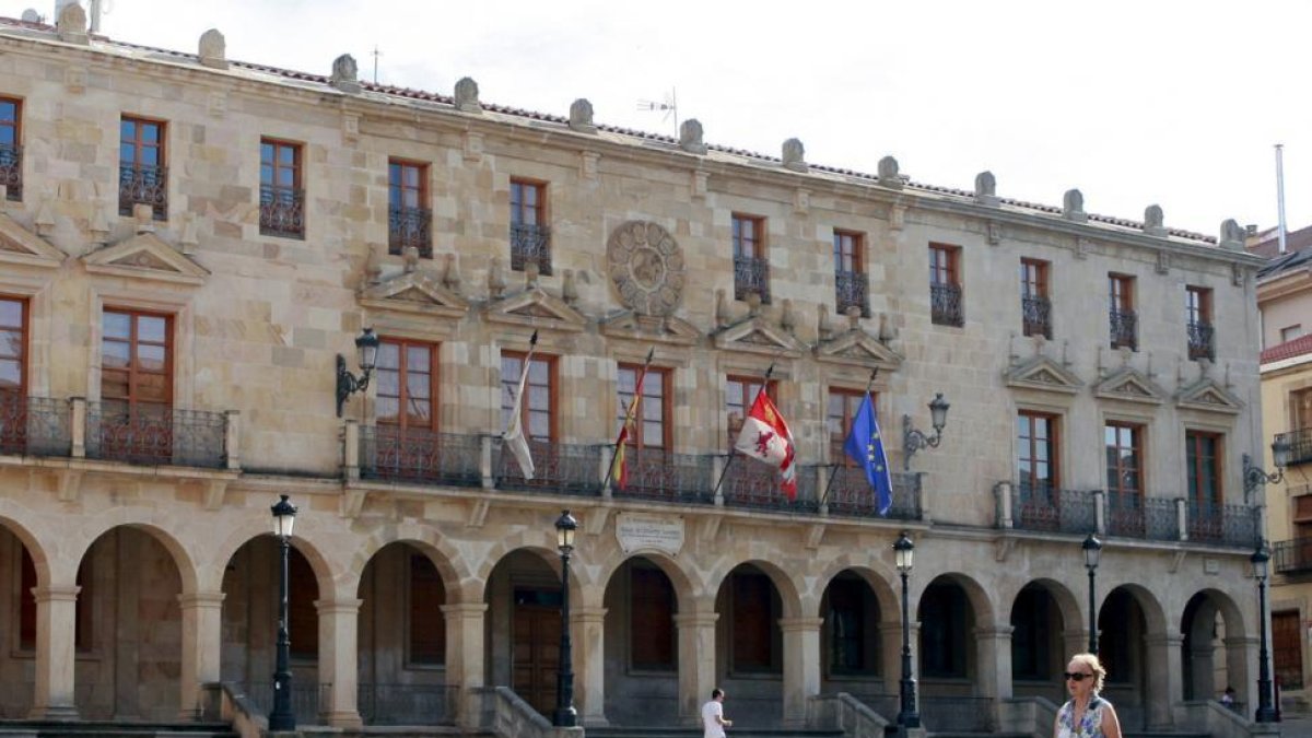 Edificio del Ayuntamiento de la capital.-HDS
