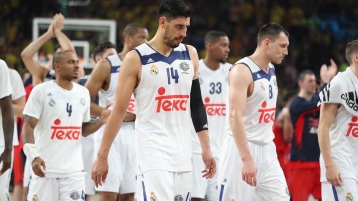 Los jugadores blancos se retiran cabizbajos en Estambul.-TOLGA BOZOGLU