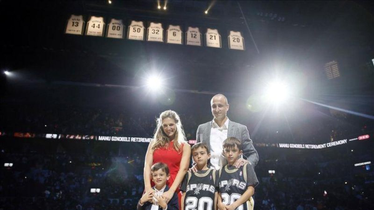 Manu Ginóbili, junto a su familia posa con su camiseta colgada en el AT&T Center-USA TODAY SPORTS