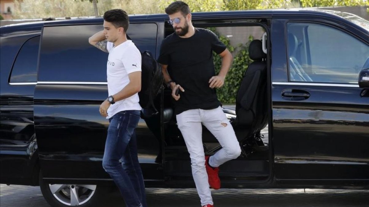 Piqué al llegar a la concentración de Las Rozas-EFE / CHEMA MOYA