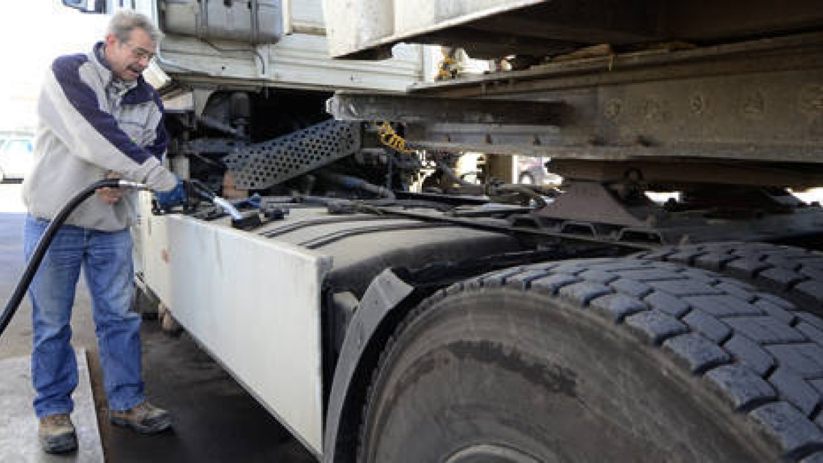 Un camionero repostando en una gasolinera. / VALENTÍN GUISANDE-