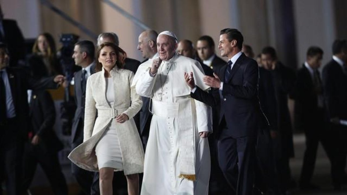 El Papa Francisco, a su llegada al aeropuerto internacional de México recibido por el presidente Enrique Peña Nieto.-EFE / ALESSANDRO DI MEO