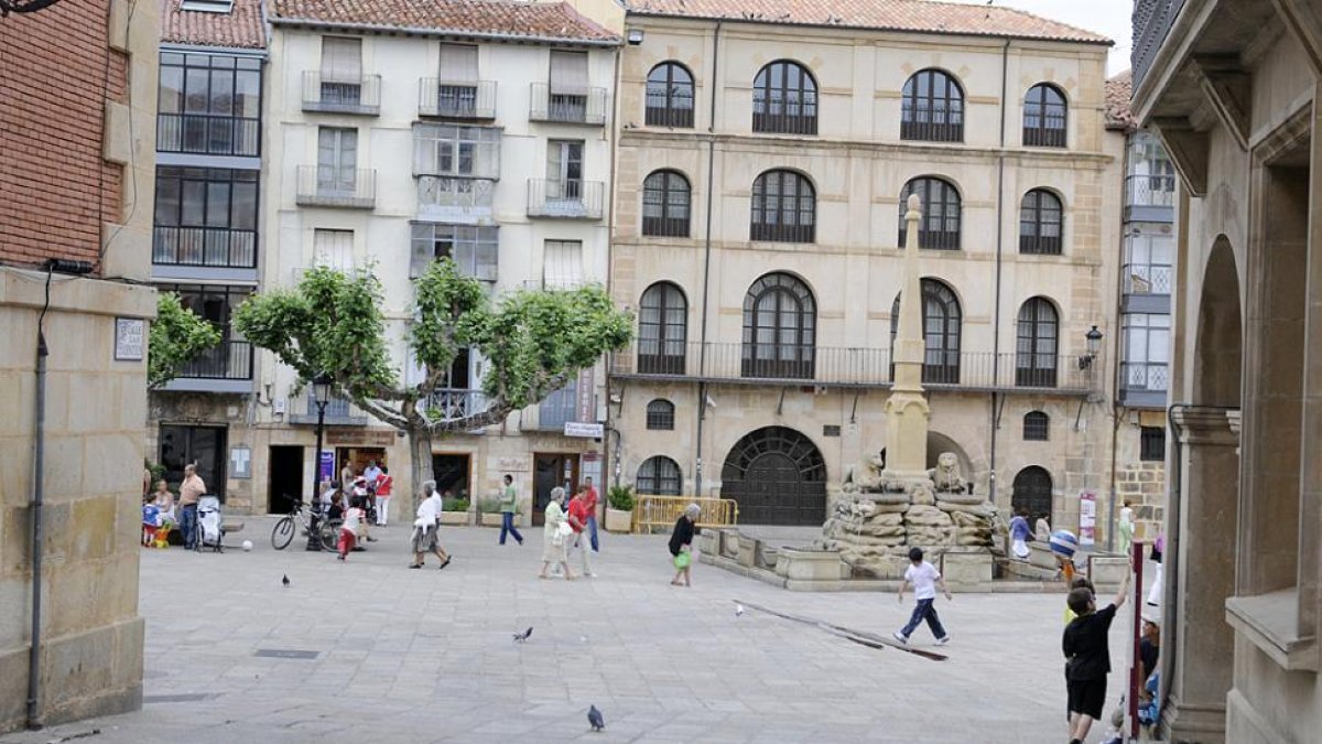 La Plaza Mayor ha sido objeto recurrente de polémica municipal.-Valentín Guisande