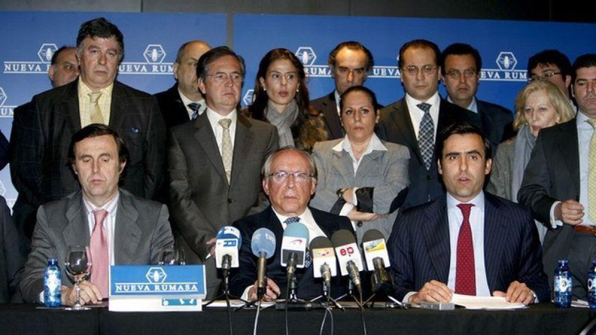 José María Ruiz Mateos (centro), con alguno de sus hijos y parte del personal de sus empresas, durante la rueda de prensa en la que explicó los problemas de Nueva Rumasa.-MANUEL H. DE LEÓN / EFE