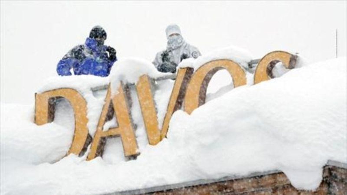 Francotiradores// Dos agentes de policía vigilan desde el tejado de un hotel de Davos (Suiza), donde hoy empieza el Foro Económico Mundial.-REUTERS / DENIS BALIBOUSE