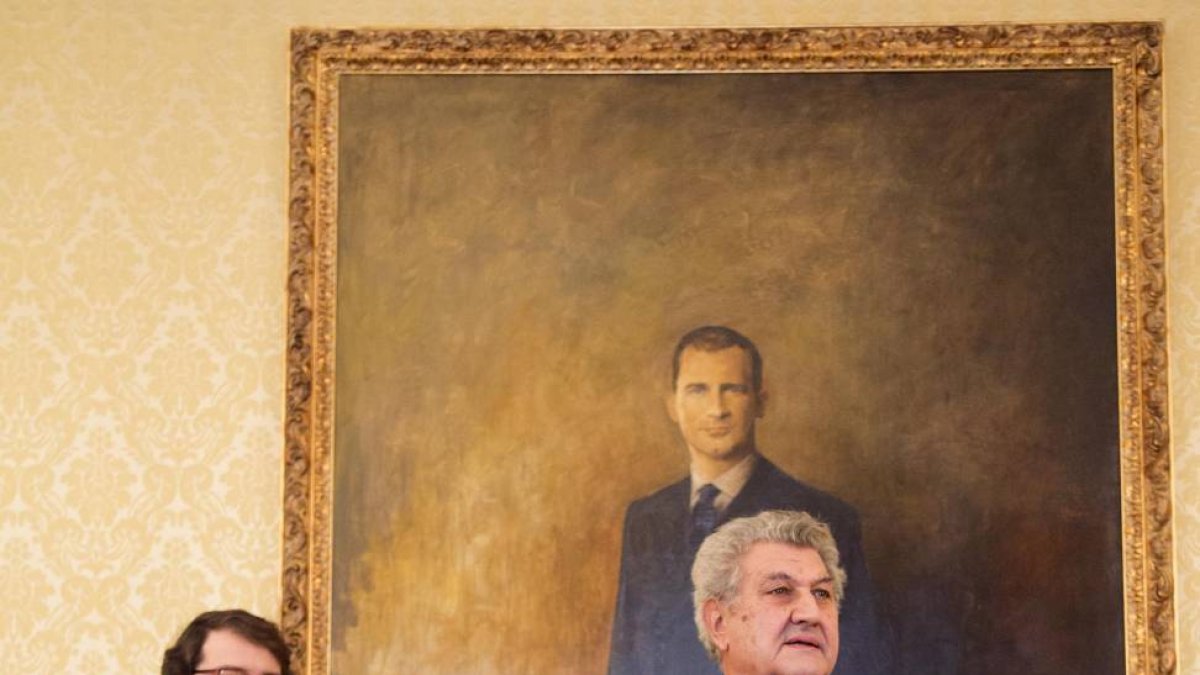 El presidente de las Congreso, Jesús Posada, inaugura en presencia de Alfonso Fernández Mañueco, alcalde de la ciudad, el retrato de Felipe VI que preside el salón de recepciones del ayuntamiento de Salamanca-Ical