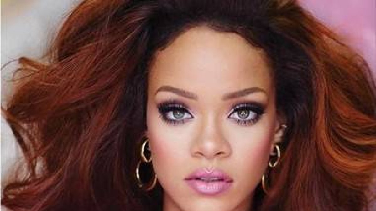Rihanna posa para RiRi, su octava fragancia.-Foto: INSTAGRAM