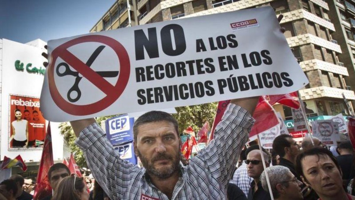 Manifestación de funcionarios contra los recortes del Gobierno de Rajoy.-MIGUEL LORENZO